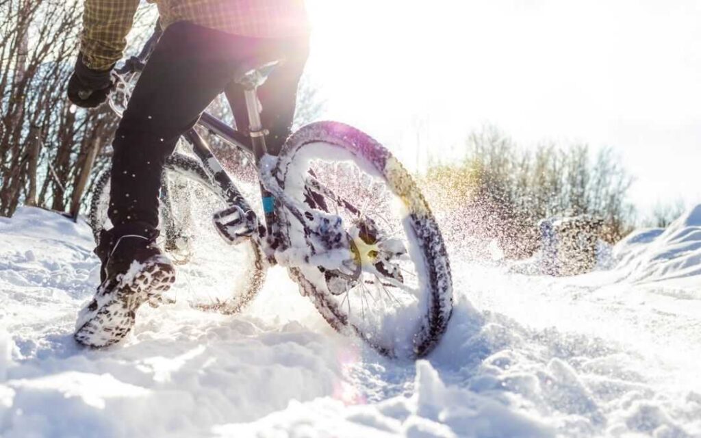 Jak trenować na rowerze w śnieżyce?
