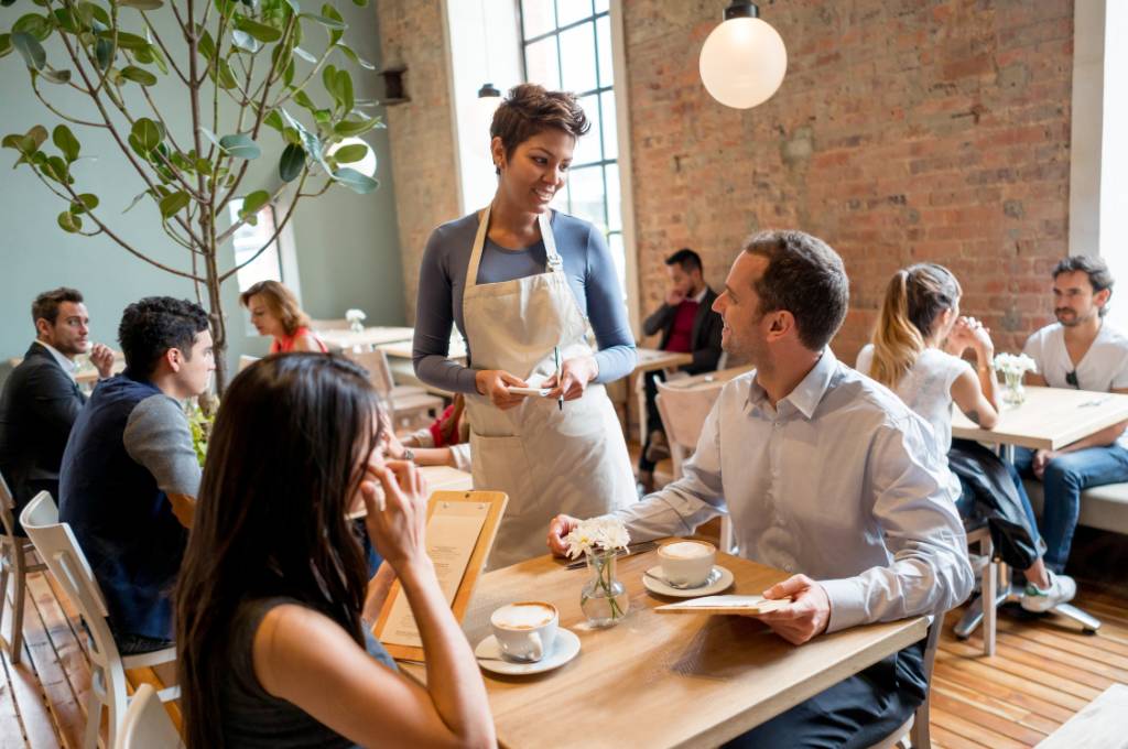 Kelnerka przyjmująca zamówienie w restauracji
