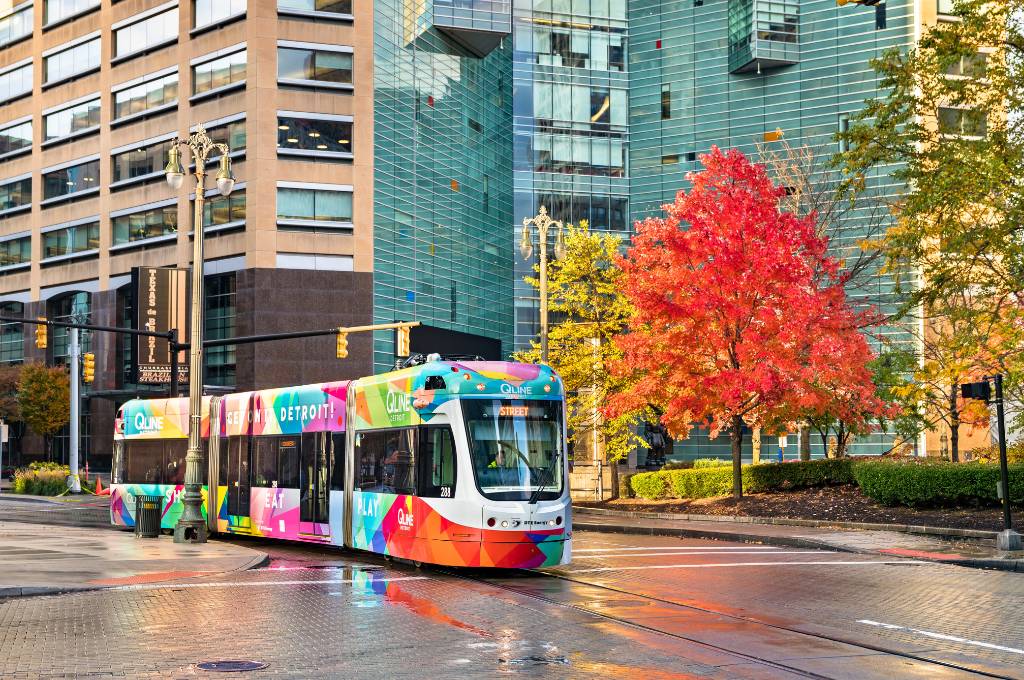 Tramwaj oklejony kolorową folią reklamową