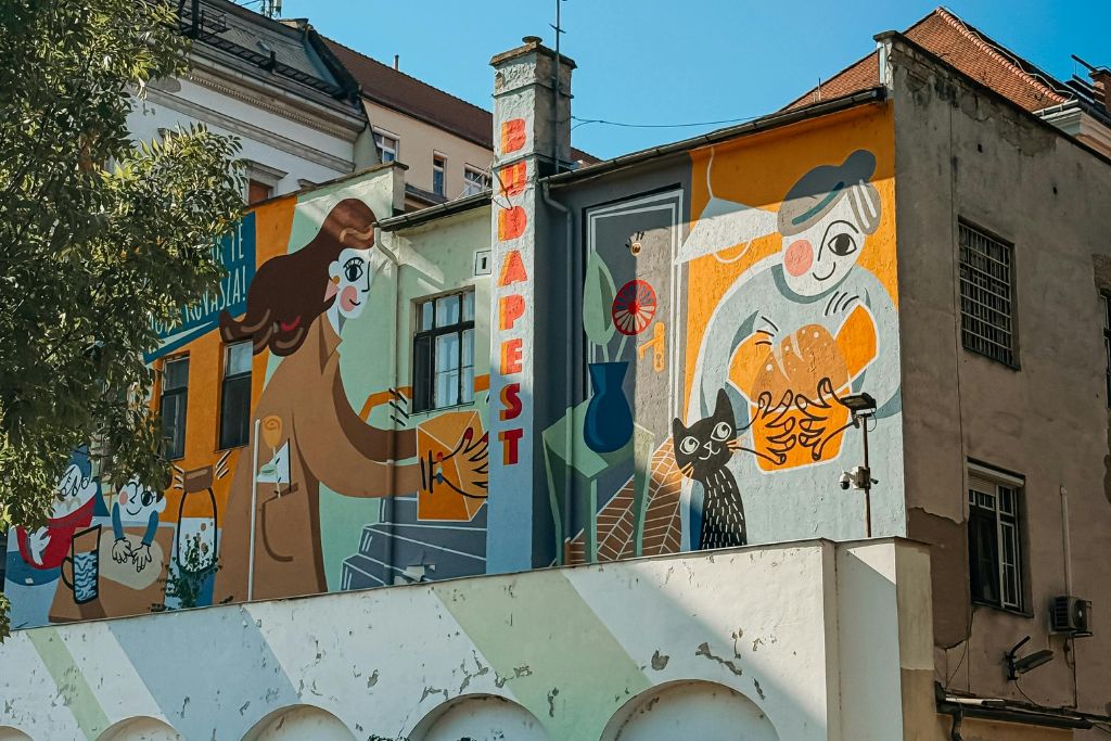 Mural reklamowy na budynku