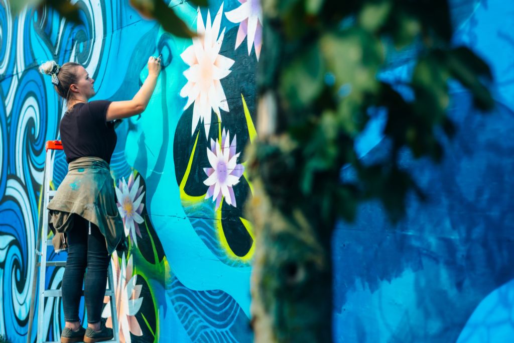 Malowanie muralu reklamowego