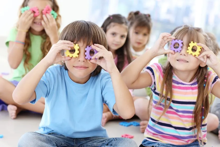 Dzieci bawiące się w przedszkolu