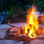 Drewniana ławka obok ogniska