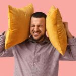 Mężczyzna z poduszkami