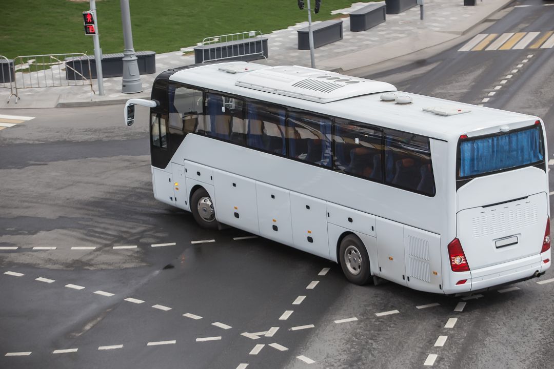 poruszanie-sie-po-drodze-autobusem Autobus w ruchu ulicznym