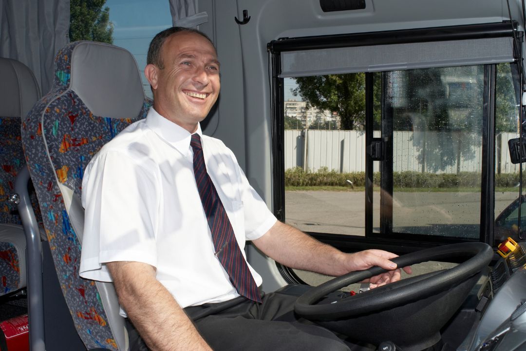 usmiechniety-kierowca-autobusu Sympatyczny pracownik komunikacji